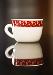 https://commons.wikimedia.org/wiki/File:Tea_Cup_with_reflection.jpg?uselang=lt
